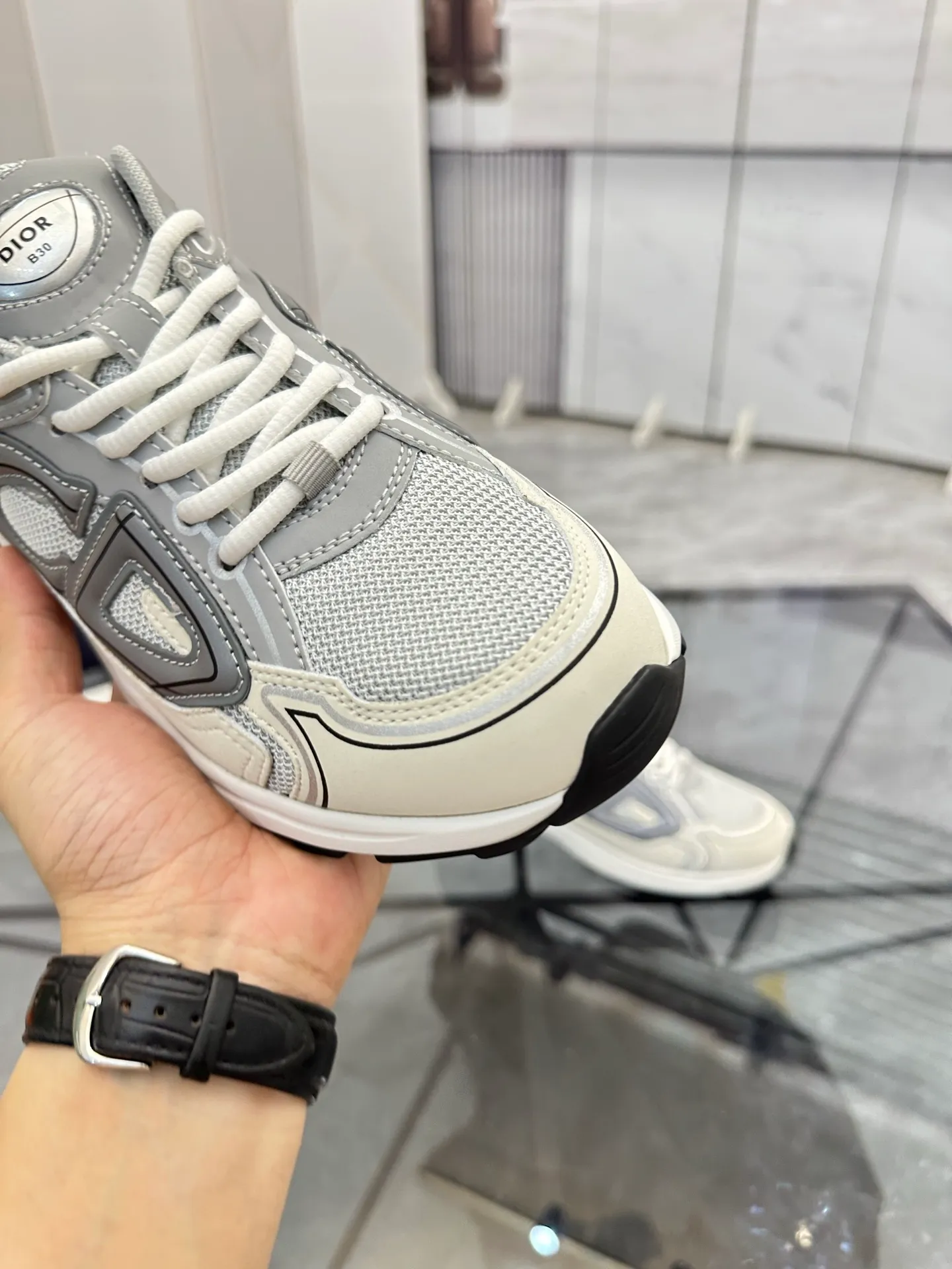 Men's shoes: 💰P400¥ Available in Guangzhou Product trademark: Dior* "Dior*" low-top casual shoes Regular size: 35-46 (can be customized to 47) Couple style Product materials: Upper imported cowhide stitched with original fabric, breathable lining, ultra-light foam original outsole. No.: 007